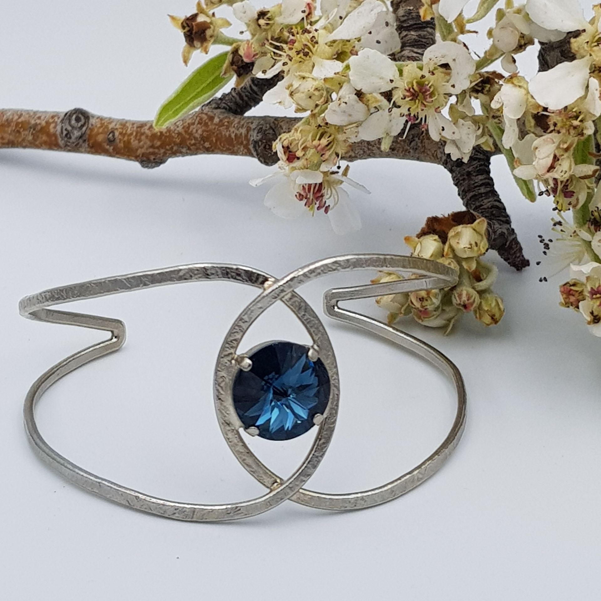 ΒΡΑΧΙΟΛΙ ΕΠΑΡΓΥΡΟ ΜΕ SWAROVSKI ΜΠΛΕ ΣΚΟΥΡΟ