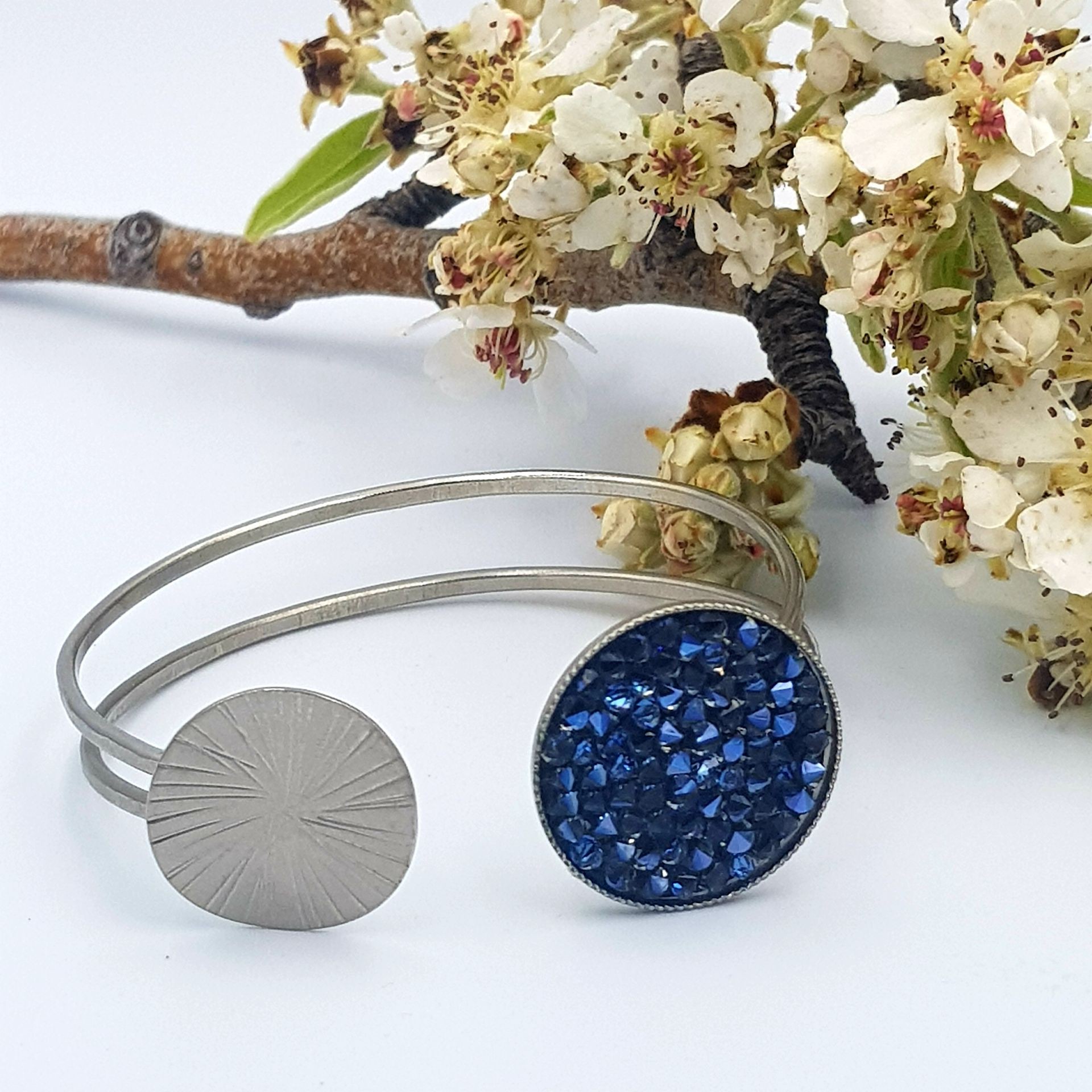 ΒΡΑΧΙΟΛΙ ΕΠΑΡΓΥΡΟ ΜΕ SWAROVSKI ΜΠΛΕ ΣΚΟΥΡΟ ΚΑΙ ΔΙΑΦΑΝΟ