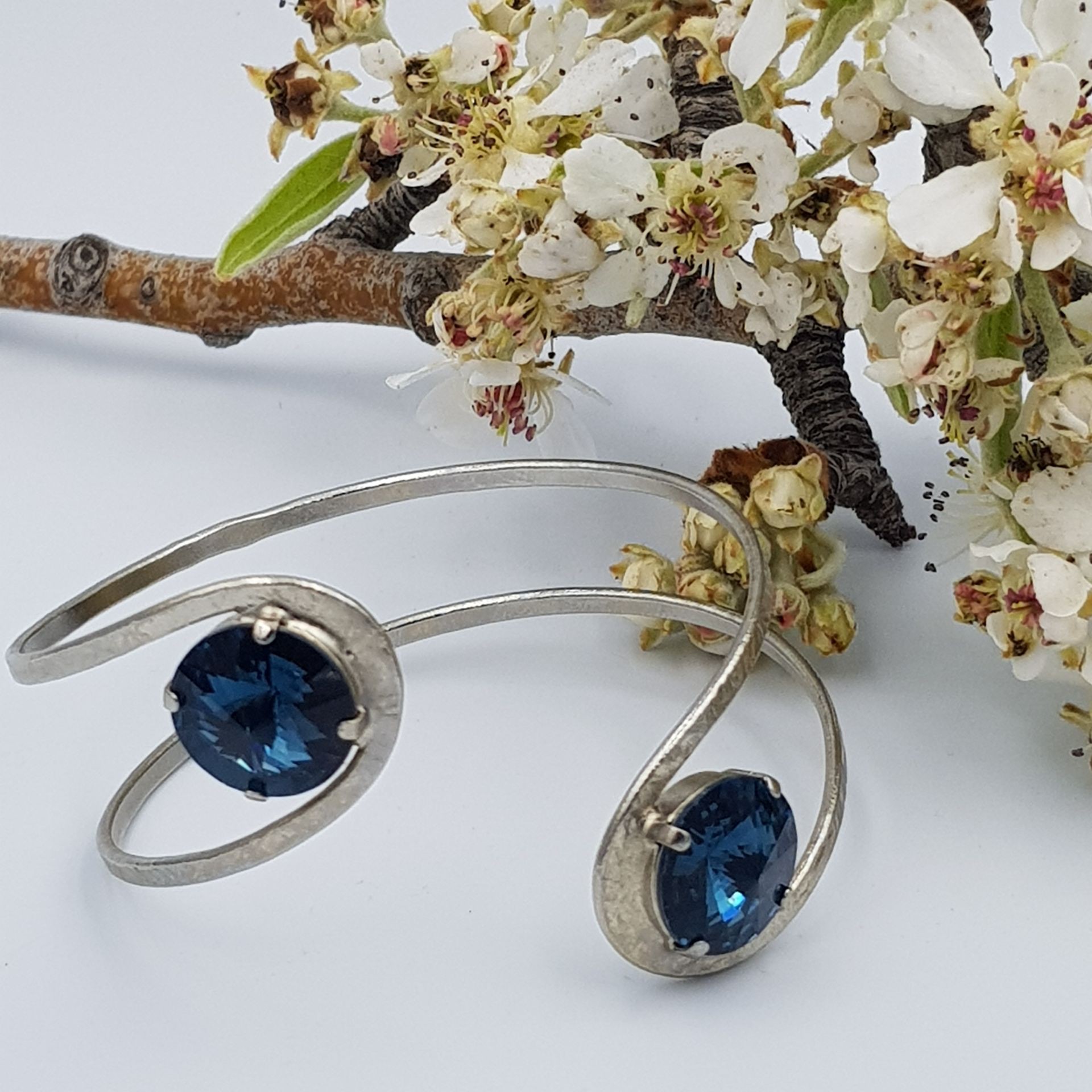 ΒΡΑΧΙΟΛΙ ΕΠΑΡΓΥΡΟ ΜΕ SWAROVSKI ΜΠΛΕ ΣΚΟΥΡΟ