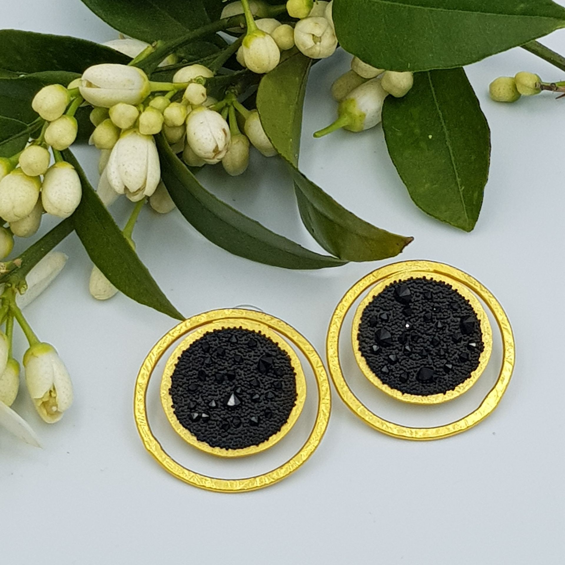 ΣΚΟΥΛΑΡΙΚΙΑ ΕΠΙΧΡΥΣΑ ΜΕ SWAROVSKI ΜΑΥΡΟ