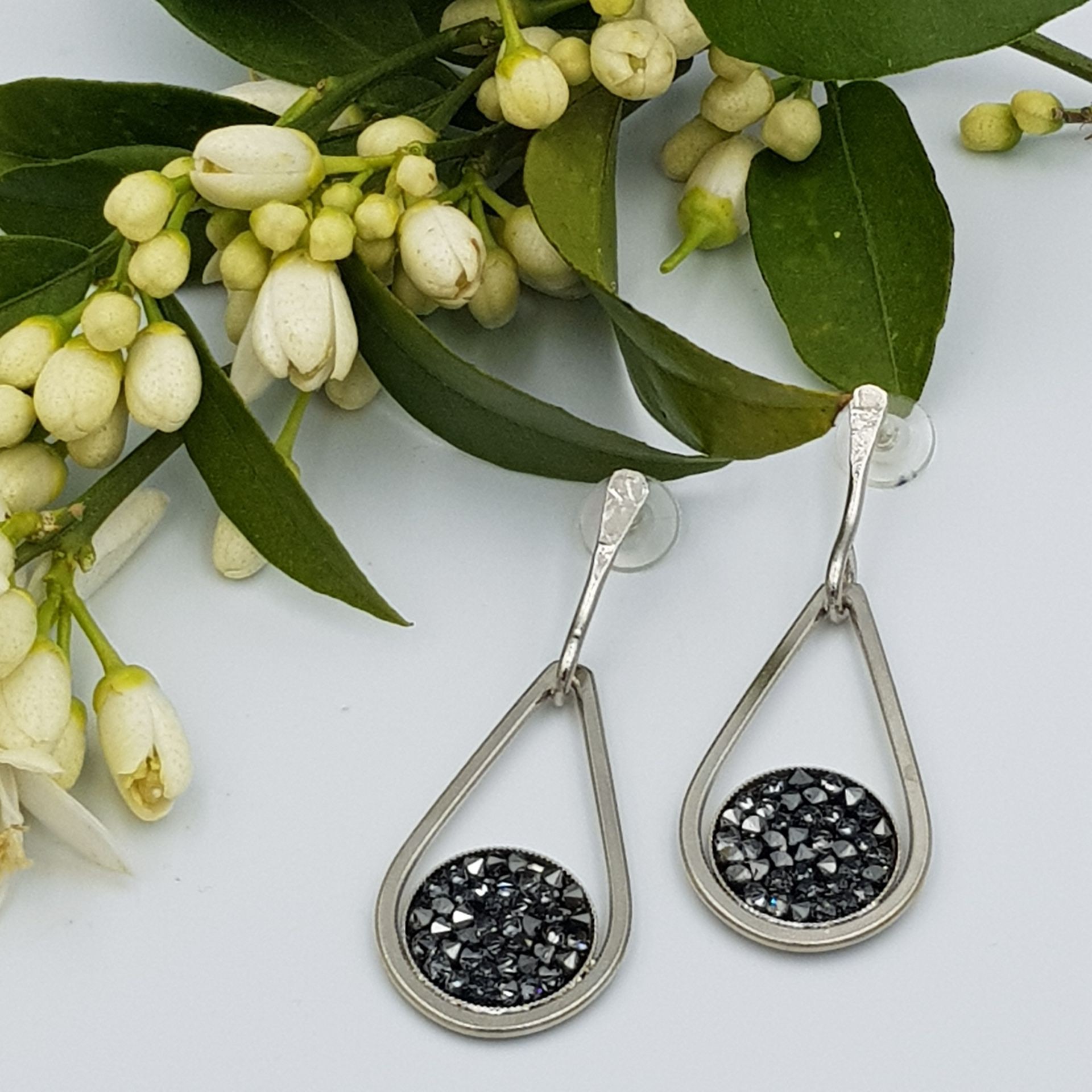 ΣΚΟΥΛΑΡΙΚΙΑ ΕΠΑΡΓΥΡΑ ΜΕ SWAROVSKI ΓΚΡΙ ΣΚΟΥΡΟ